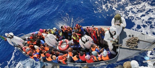 Migranti: italiani divisi su respingimento barconi, 46% favorevoli, 49% contrari