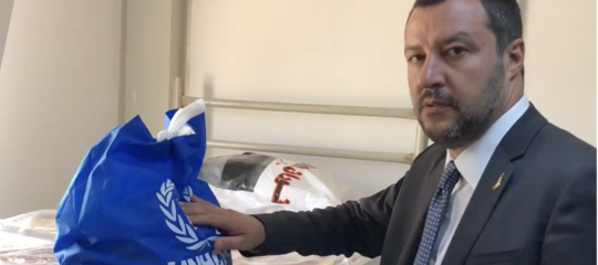 Il video di Salvini nel centro per migranti in Libia: "Ora l'Europa si svegli"