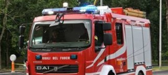 Incendio e esplosione in palazzo a Livorno, grave una 14enne