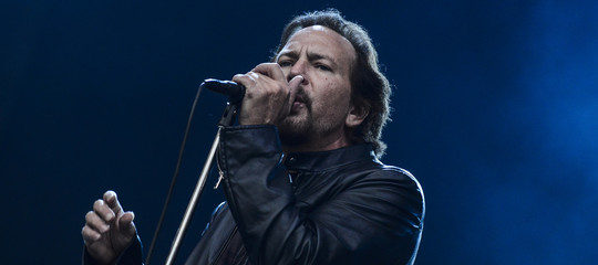 Migranti, Rita Pavone e feste vip. La polemica del giorno è sui Pearl Jam