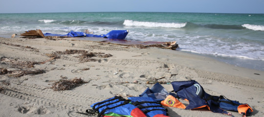 Naufragio migranti al largo della Libia: 3 bimbi annegati, 100 dispersi
