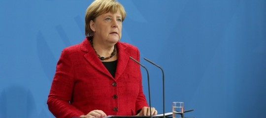 Migranti: Merkel, accordi con 14 Paesi per respingimenti veloci