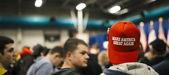 Rifiuta di servire un cliente col cappello di Trump. E viene licenziato