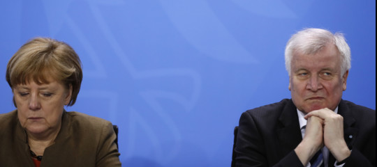 Il governo tedesco è in crisi sulla questione migranti. Seehofer annuncia le dimissioni