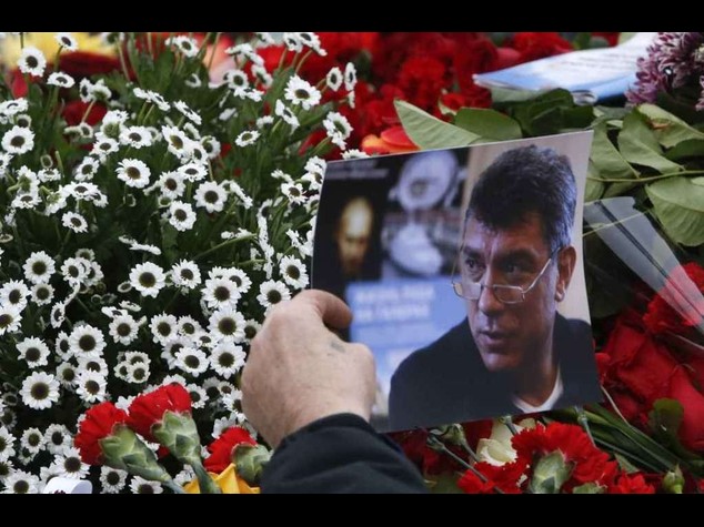 Sepolto Nemtsov, rabbia e polemiche per i visti negati