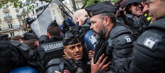 Giovane ucciso da agente, scontri con la polizia a Nantes in Francia