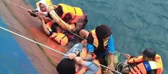 Indonesia: traghetto si arena in tempesta, 29 morti 41 dispersi