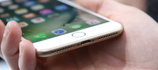 No, i nostri smartphone non ci registrano di nascosto. Uno studio