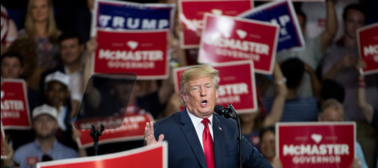 Quelle bandierine per la rielezione di Trump made in China (malgrado i dazi)
