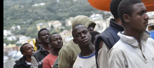 Migranti: in 106 sbarcati a Messina da nave militare irlandese