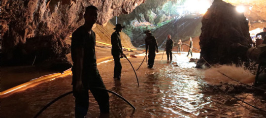 Quattro ragazzi fuori dalla grotta. I soccorsi in Thailandia riprenderanno all'alba
