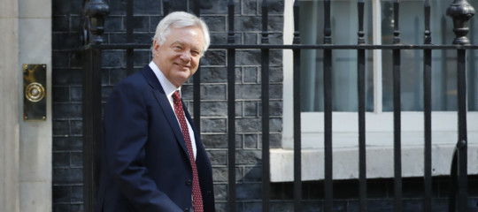 Brexit, si dimette il ministro Davis: "May ci indebolisce"