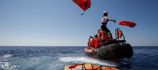 "Noi in combutta con gli scafisti? Portiamo la croce, continueremo a salvare vite"
