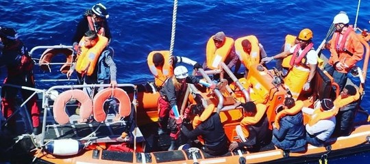 "Noi in combutta con gli scafisti? Portiamo la croce, continueremo a salvare vite"