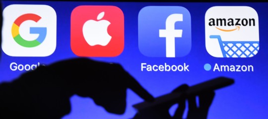Tutte le mega multe ai giganti hi-tech, dai 13 miliardi di Apple ai 500 milioni di Facebook