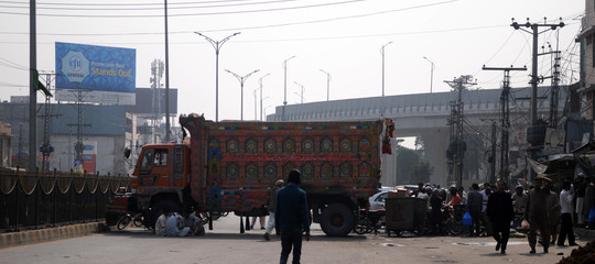Pakistan: 20 morti in un attacco suicida a un comizio elettorale