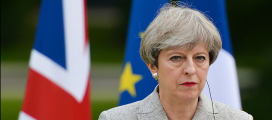 Theresa May: "Stop agli europei che vengono da noi in cerca di lavoro"