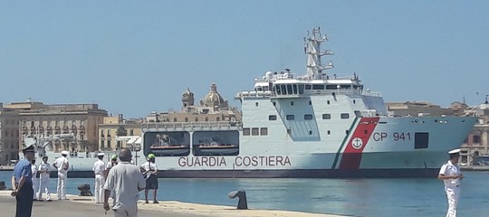 Migranti: la Diciotti attracca nel porto di Trapani