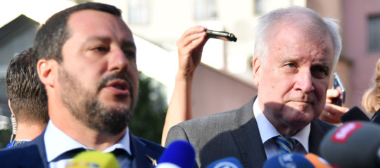 Salvini: "Non autorizzo nessuno a scendere dalla Diciotti"
