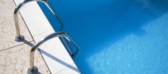 Una ragazzina è morta risucchiata dal bocchettone di una piscina a Sperlonga