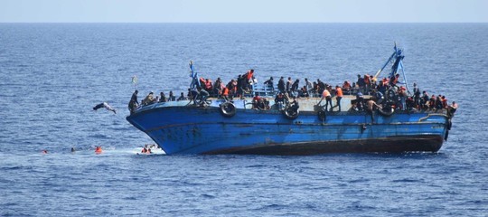 Il barcone con 450 migranti entra in acque Sar italiane, ora si dirige verso Lampedusa
