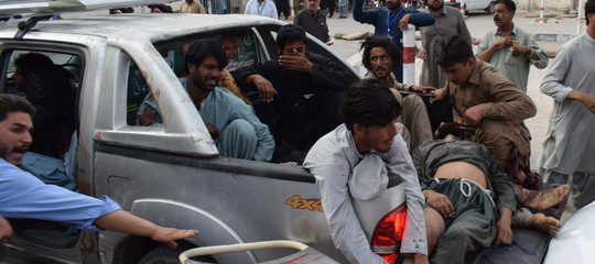 Si aggrava il bilancio dell'attentato Isis in Pakistan: almeno 128 morti