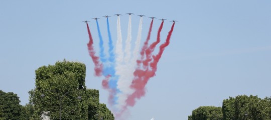 Francia: durante la parata del 14 luglio, tricolore invertito e moto a terra