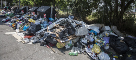 I cassonetti tracimano e i romani non vogliono più pagare la Tari. Un caso