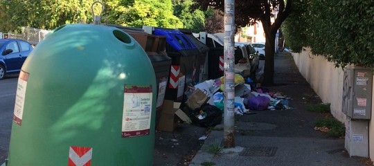 I cassonetti tracimano e i romani non vogliono più pagare la Tari. Un caso
