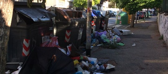 I cassonetti tracimano e i romani non vogliono più pagare la Tari. Un caso