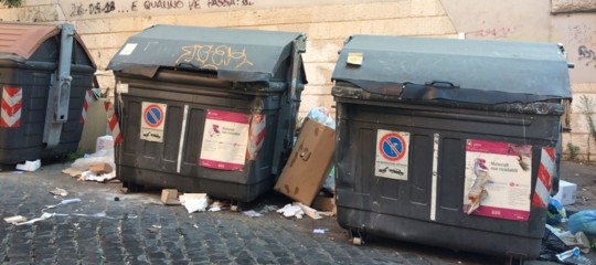 I cassonetti tracimano e i romani non vogliono più pagare la Tari. Un caso