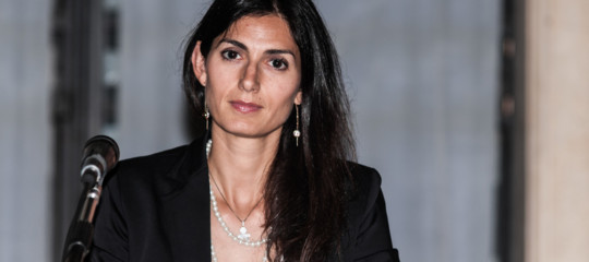 Comincia il processo per falso alla sindaca Raggi, che è attesa in aula