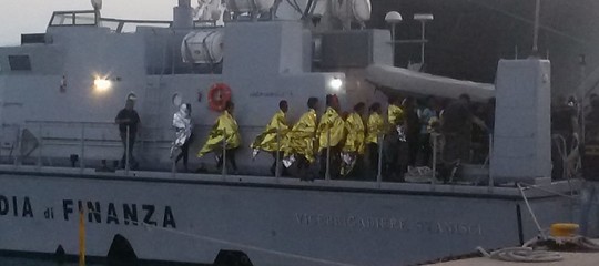 Migranti: inizia sbarco donne e bambini a Pozzallo