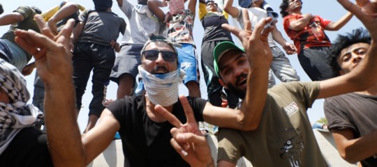 In Iraq violenta protesta in una regione petrolifera: il governo schiera l'esercito, 9 morti