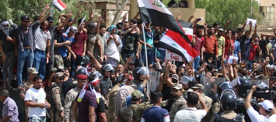 In Iraq violenta protesta in una regione petrolifera: il governo schiera l'esercito, 9 morti