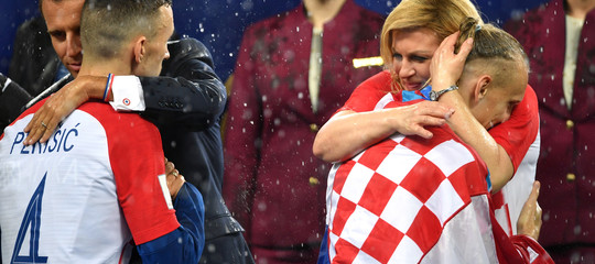 Tutti pazzi per Kolinda, la presidentessa croata che abbraccia e bacia tutti