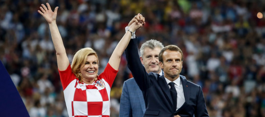 Tutti pazzi per Kolinda, la presidentessa croata che abbraccia e bacia tutti