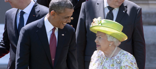 regina Elisabetta spilla Obama Trump