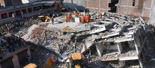 India crolla edificio morti