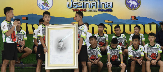 ragazzi thailandia wild boars caverna
