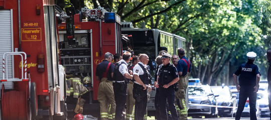 Un uomo ha accoltellato otto persone su un bus di Lubecca