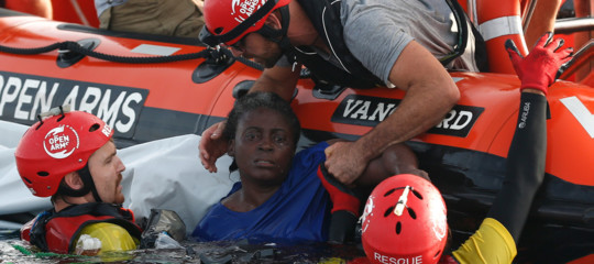 Migranti: navi Open Arms a Palma con cadaveri e superstite