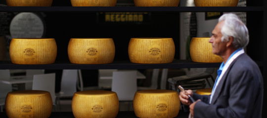 "Il Parmigiano si fa così da 9 secoli. E non c'è motivo di cambiarlo"