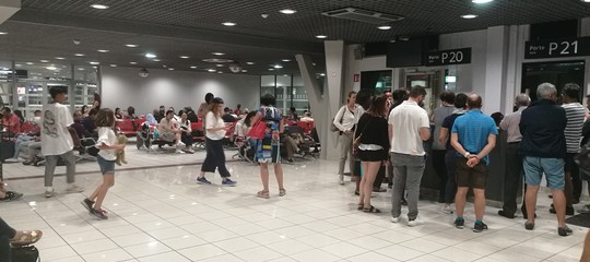 vueling atterraggio emergenza lione odissea