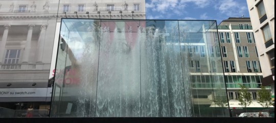 “Cosa farai domani?” Apple apre a Milano il suo flagship store