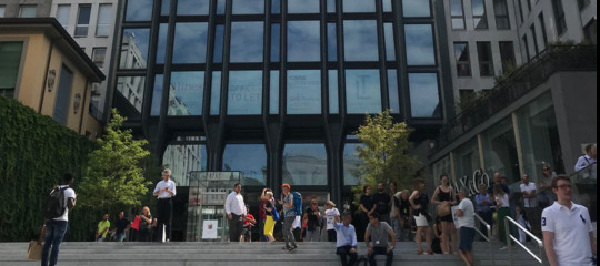 “Cosa farai domani?” Apple apre a Milano il suo flagship store