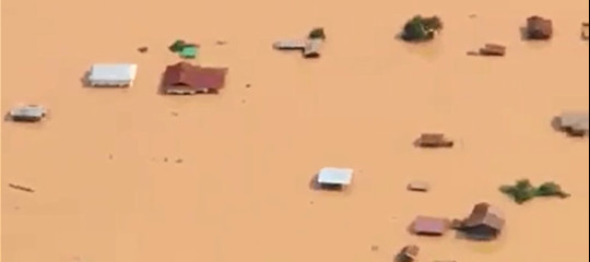 In Laos sei interi villaggi sono stati sommersi dal crollo di una diga