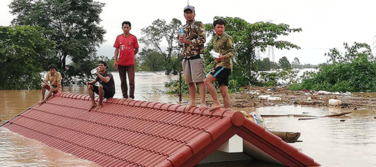 laos crollo diga morti