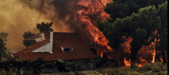 In Grecia ora divampano le polemiche per quei morti tra le fiamme