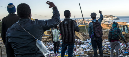 Assalto alla barriera di Ceuta, 600 migranti entrano in Spagna